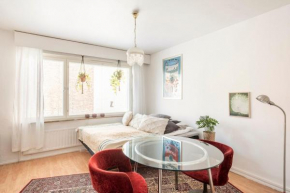 Central & Hip w King Bed, 50m tram & bus, Netflix